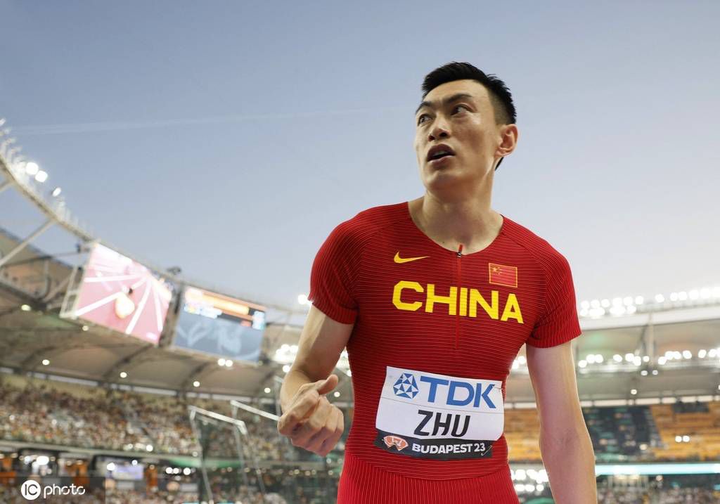 《侏罗纪公园》所要表现的是孩子与死亡之间的联系，这是在通过遗传工程人工制造恐龙之外的又一个棘手的问题，影片为了紧扣这一主题甚至违反了戏剧性逻辑规则，只在臆想的情节中遵循这一规则。